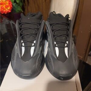 Yeezy 700 v3 size 11.5